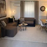Spacius Garden Flat ,1km From The , Sleeps 5 ,by Likeyourhome Vátos