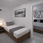 Appartamento Spacius Garden Flat ,1km From The , Sleeps 5 ,by Likeyourhome Vátos
