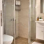 Spacius Garden Flat ,1km From The , Sleeps 5 ,by Likeyourhome Appartamento
