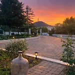 Spacius Garden Flat ,1km From The , Sleeps 5 ,by Likeyourhome