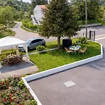 Spacius Garden Flat ,1km From The , Sleeps 5 ,by Likeyourhome * Vátos
