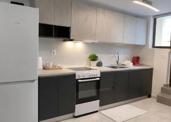 Apartament Spacius Garden Flat ,1km From The , Sleeps 5 ,by Likeyourhome Vátos