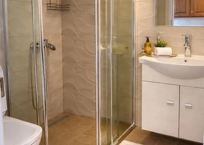 Spacius Garden Flat ,1km From The , Sleeps 5 ,by Likeyourhome *