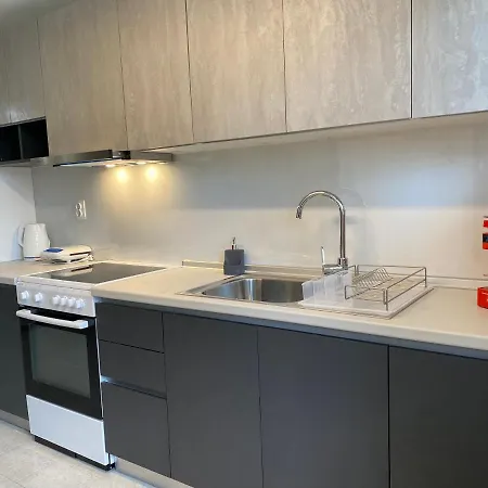 Spacius Garden Flat ,1km From The , Sleeps 5 ,by Likeyourhome