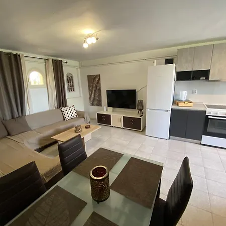 Roula S Cozy With Private Yard & Parking *