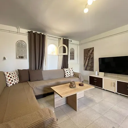 Roula S Cozy With Private Yard & Parking