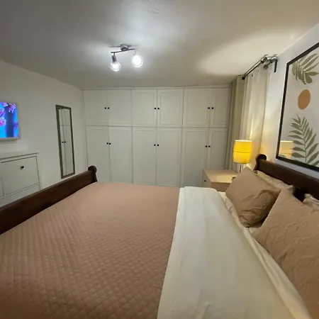 Roula S Cozy With Private Yard & Parking Apartment Vatos