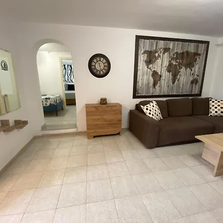 Roula S Cozy With Private Yard & Parking *