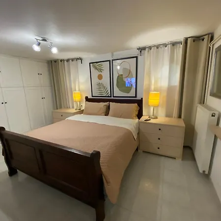 Roula S Cozy With Private Yard & Parking Apartment