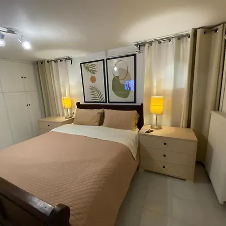 Roula S Cozy With Private Yard & Parking Apartment Vatos
