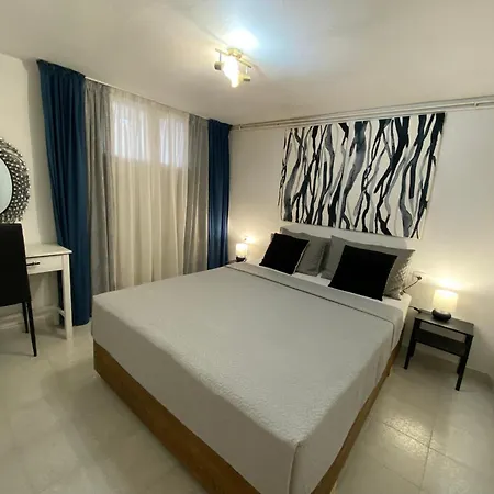 Roula S Cozy With Private Yard & Parking *