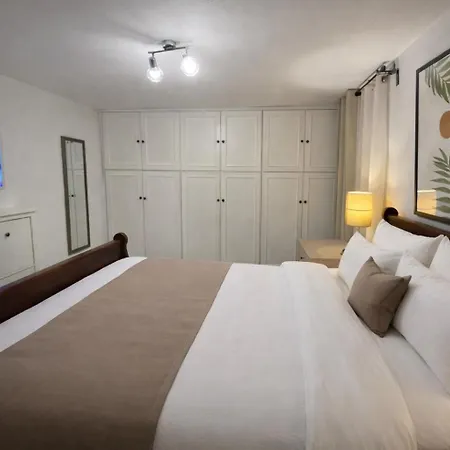 Spacius Garden Flat ,1km From The , Sleeps 5 ,by Likeyourhome