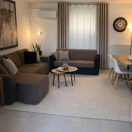 Spacius Garden Flat ,1km From The , Sleeps 5 ,by Likeyourhome Vátos