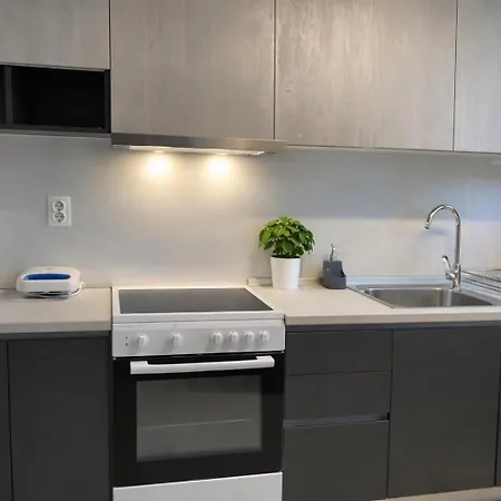 Apartament Spacius Garden Flat ,1km From The , Sleeps 5 ,by Likeyourhome
