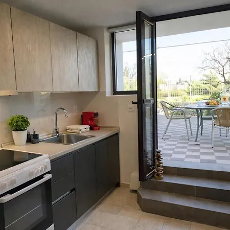 Spacius Garden Flat ,1km From The , Sleeps 5 ,by Likeyourhome Apartament *