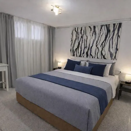 Spacius Garden Flat ,1km From The , Sleeps 5 ,by Likeyourhome