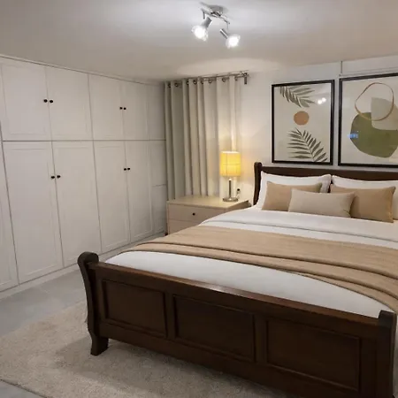 Spacius Garden Flat ,1km From The , Sleeps 5 ,by Likeyourhome Apartament *