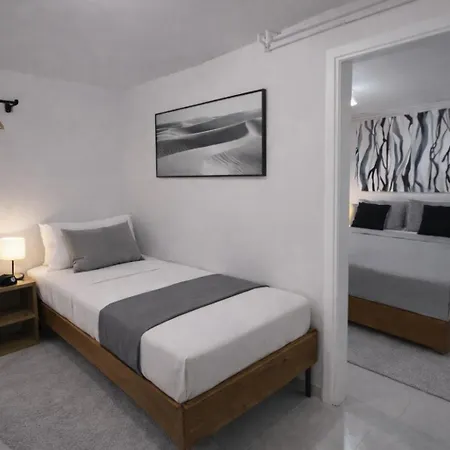 Apartament Spacius Garden Flat ,1km From The , Sleeps 5 ,by Likeyourhome Vátos