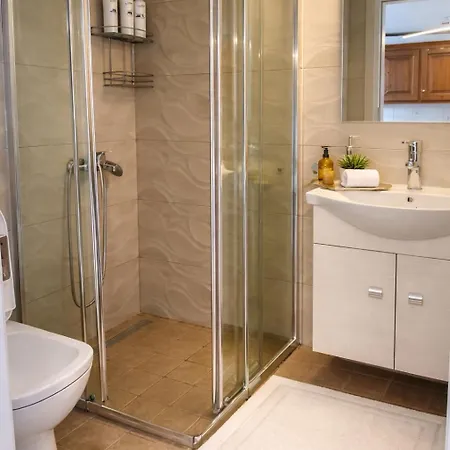 Spacius Garden Flat ,1km From The , Sleeps 5 ,by Likeyourhome *