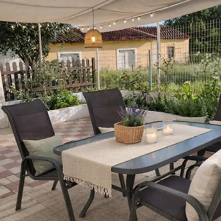 Apartament Spacius Garden Flat ,1km From The , Sleeps 5 ,by Likeyourhome Vátos