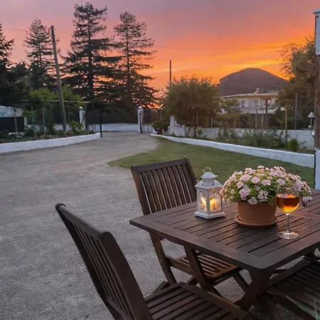 Apartament Spacius Garden Flat ,1km From The , Sleeps 5 ,by Likeyourhome Vátos