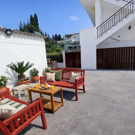 Spacius Garden Flat ,1km From The , Sleeps 5 ,by Likeyourhome Vátos