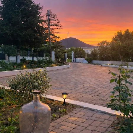 Spacius Garden Flat ,1km From The , Sleeps 5 ,by Likeyourhome