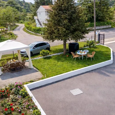 Spacius Garden Flat ,1km From The , Sleeps 5 ,by Likeyourhome * Vátos