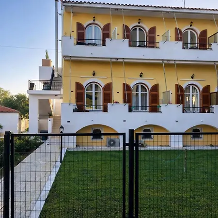 Spacius Garden Flat ,1km From The , Sleeps 5 ,by Likeyourhome Vátos