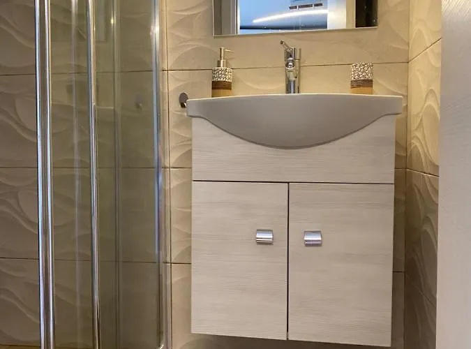 Spacius Garden Flat ,1km From The , Sleeps 5 ,by Likeyourhome *