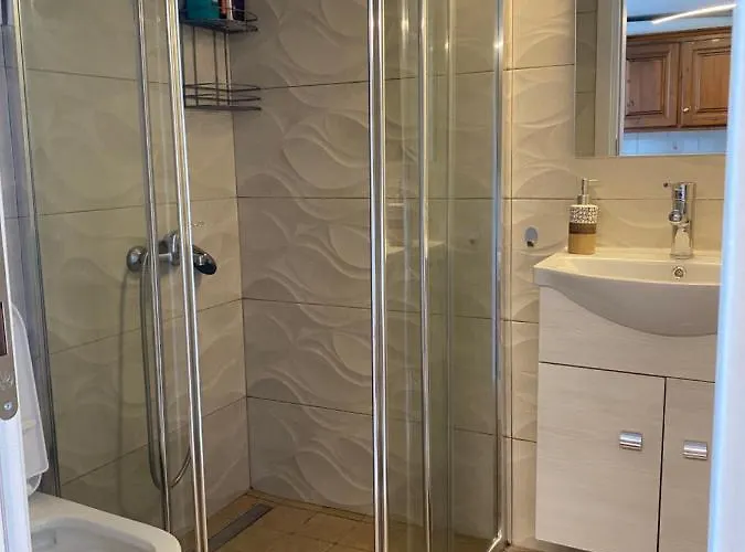 Spacius Garden Flat ,1km From The , Sleeps 5 ,by Likeyourhome דירה