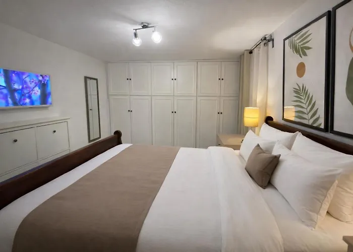 Spacius Garden Flat ,1km From The , Sleeps 5 ,by Likeyourhome