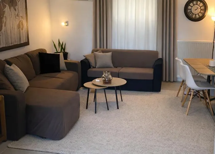 Spacius Garden Flat ,1km From The , Sleeps 5 ,by Likeyourhome Vátos
