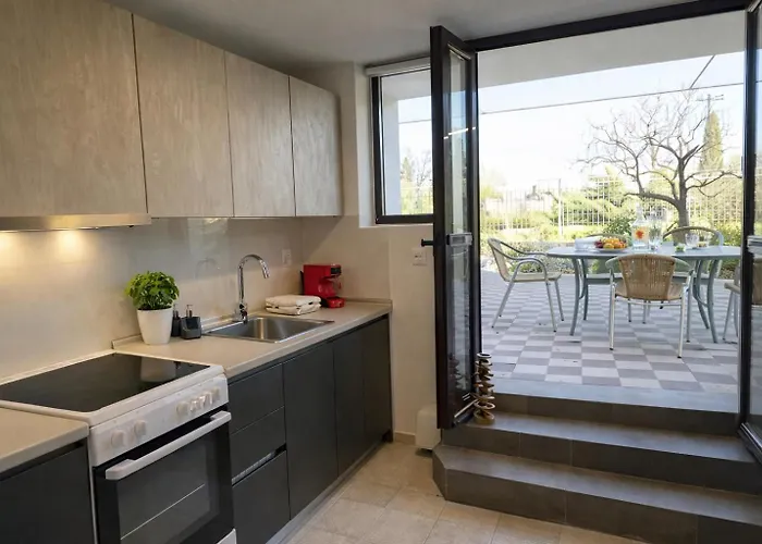 Spacius Garden Flat ,1km From The , Sleeps 5 ,by Likeyourhome 公寓 *