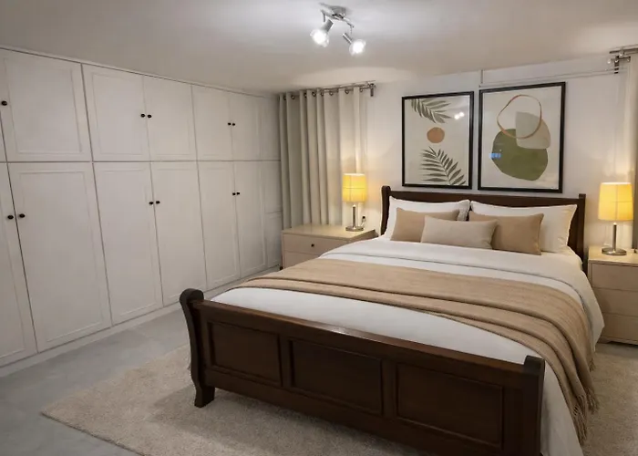 Spacius Garden Flat ,1km From The , Sleeps 5 ,by Likeyourhome 公寓 *