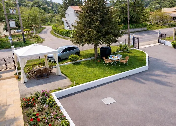 Spacius Garden Flat ,1km From The , Sleeps 5 ,by Likeyourhome * Vátos