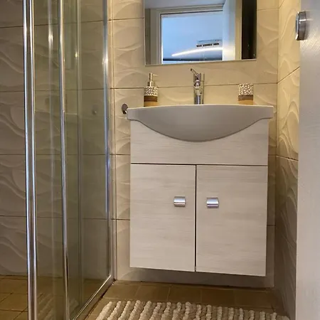 Spacius Garden Flat ,1km From The , Sleeps 5 ,by Likeyourhome *