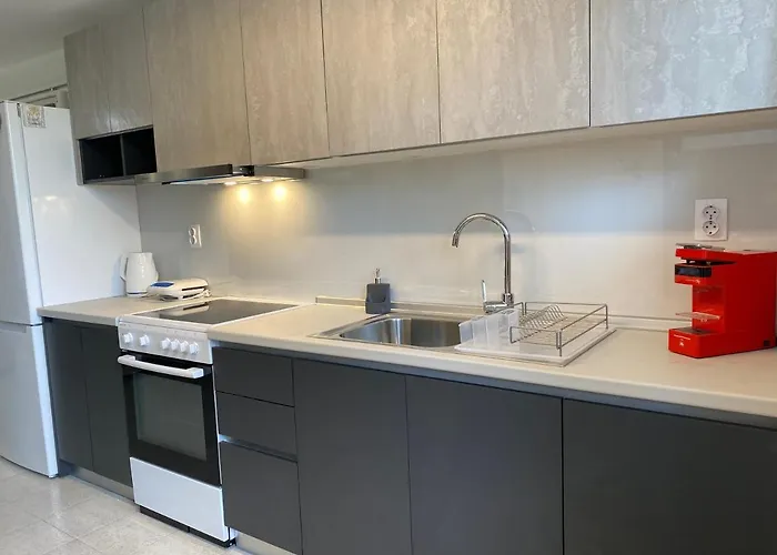 Spacius Garden Flat ,1km From The , Sleeps 5 ,by Likeyourhome
