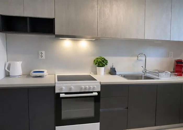 Apartament Spacius Garden Flat ,1km From The , Sleeps 5 ,by Likeyourhome