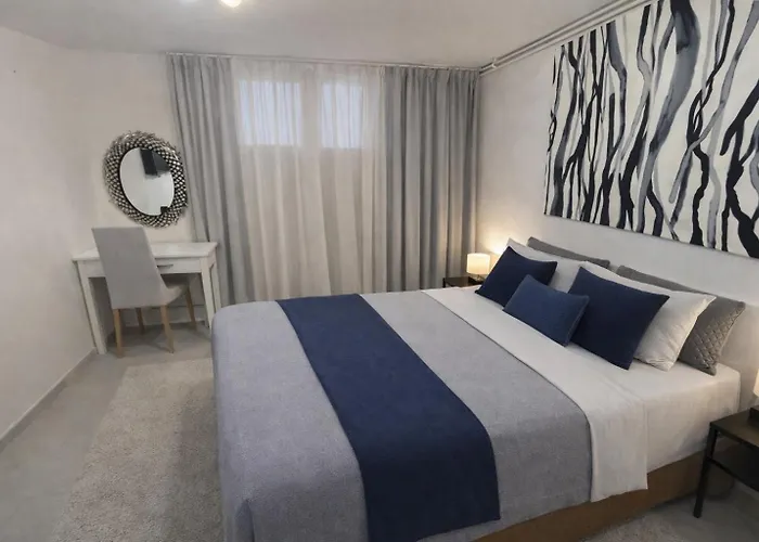 Spacius Garden Flat ,1km From The , Sleeps 5 ,by Likeyourhome *