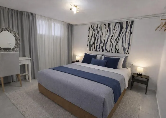 Spacius Garden Flat ,1km From The , Sleeps 5 ,by Likeyourhome