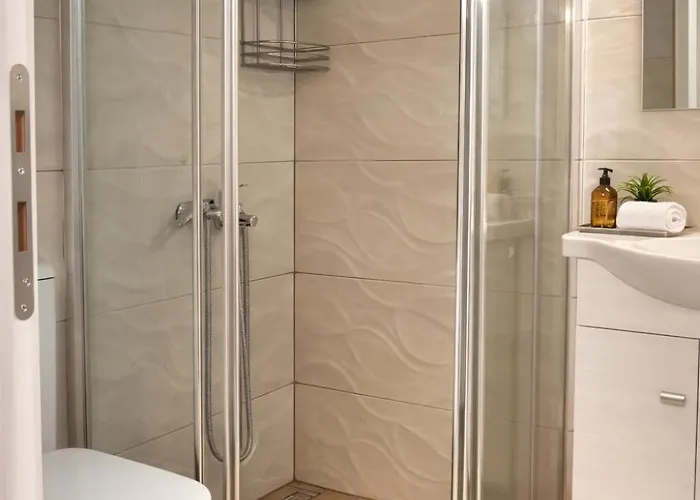 Spacius Garden Flat ,1km From The , Sleeps 5 ,by Likeyourhome Apartament