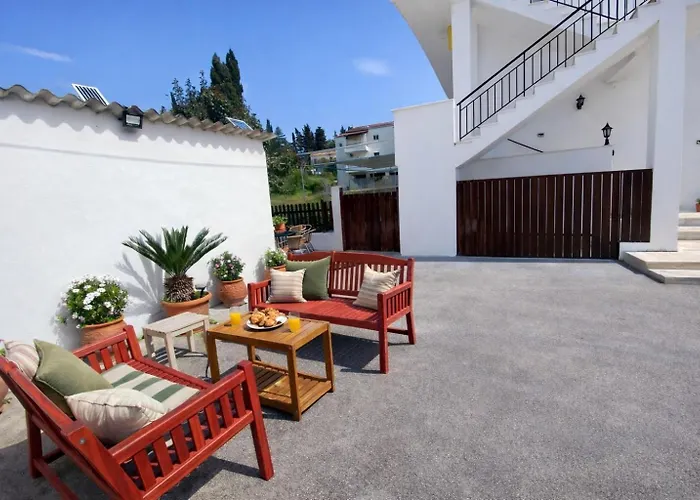 Spacius Garden Flat ,1km From The , Sleeps 5 ,by Likeyourhome Vátos