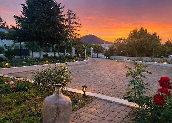 Spacius Garden Flat ,1km From The , Sleeps 5 ,by Likeyourhome