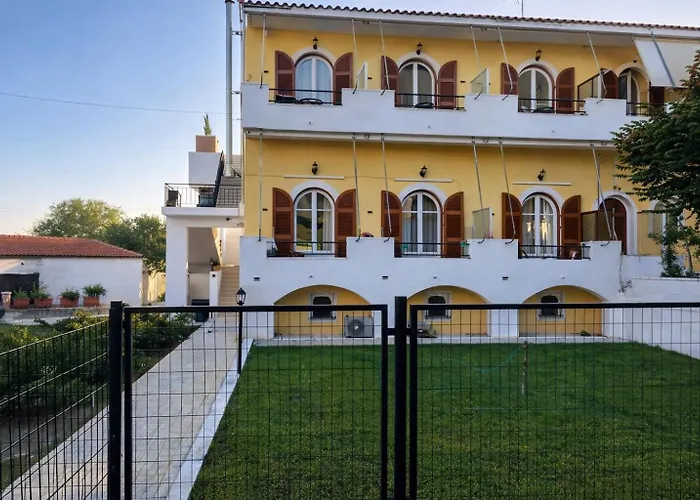 Spacius Garden Flat ,1km From The , Sleeps 5 ,by Likeyourhome Vátos